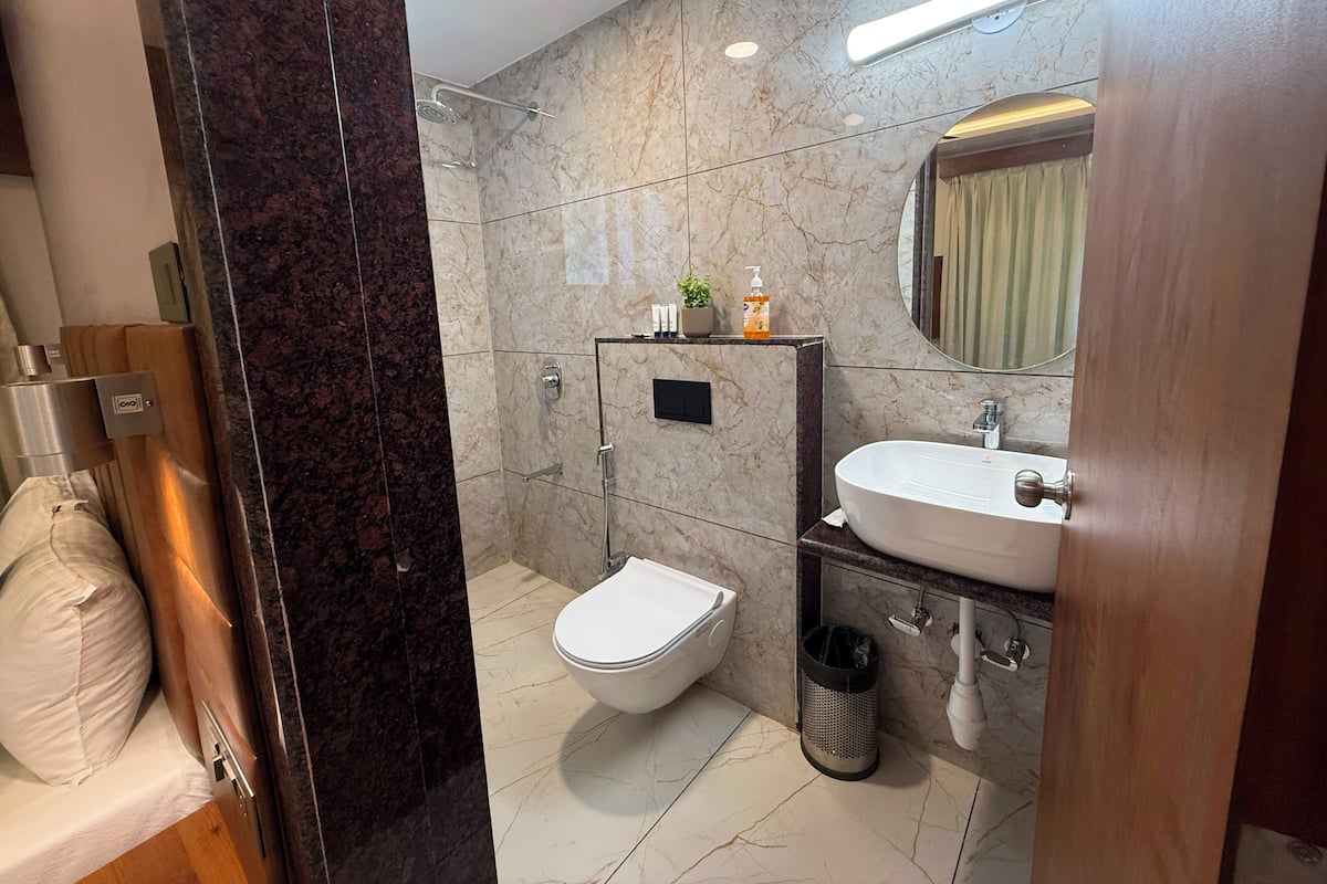 Douche, articles de toilette (gratuits), séchoir à cheveux, peignoirs