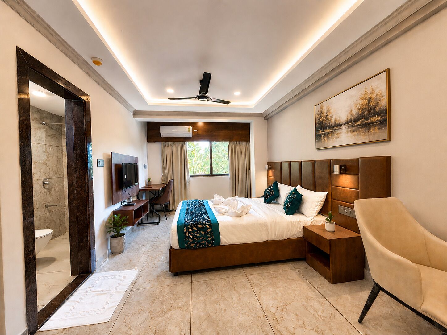 Deluxe Suite | Desk, laptop workspace, soundproofing, iron/ironing board (on request)