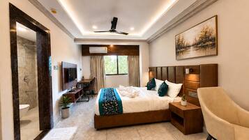 Deluxe Suite | Desk, laptop workspace, soundproofing, iron/ironing board (on request)