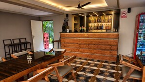 Un'area bar con un bancone, sgabelli e un pavimento decorato.
