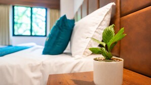 Desk, laptop workspace, soundproofing, iron/ironing board (on request) - Nexus Green resort (Calangute)