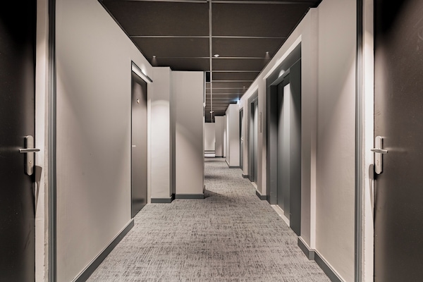 Handrails in hallways