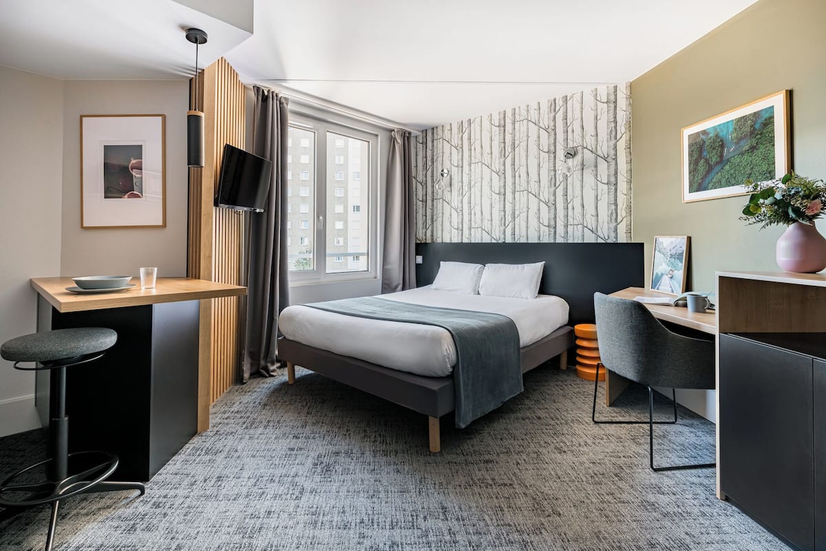 Superior Studio Suite, Garden View | Laptop workspace, blackout drapes, soundproofing, free WiFi
