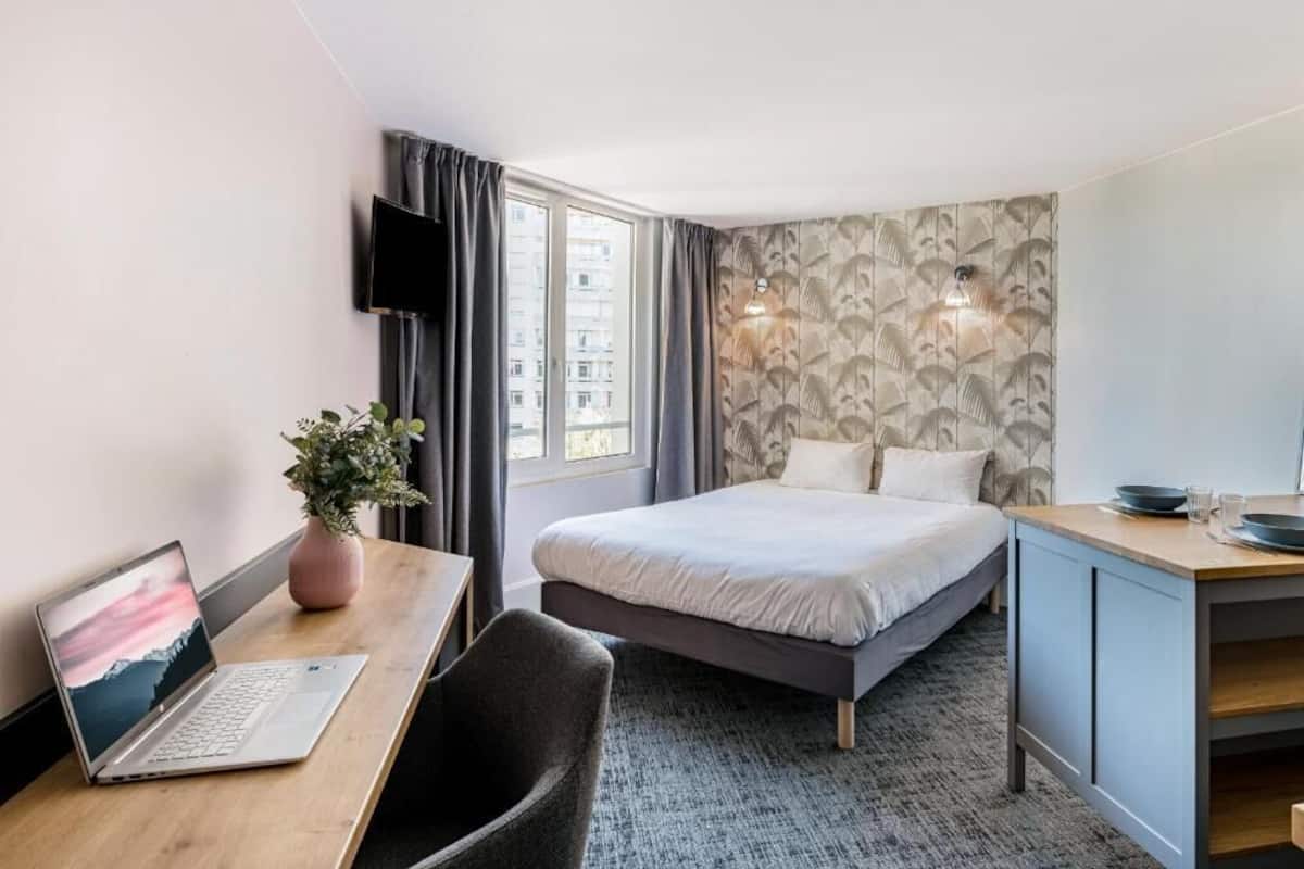 Comfort Studio, Garden View | Laptop workspace, blackout drapes, soundproofing, free WiFi