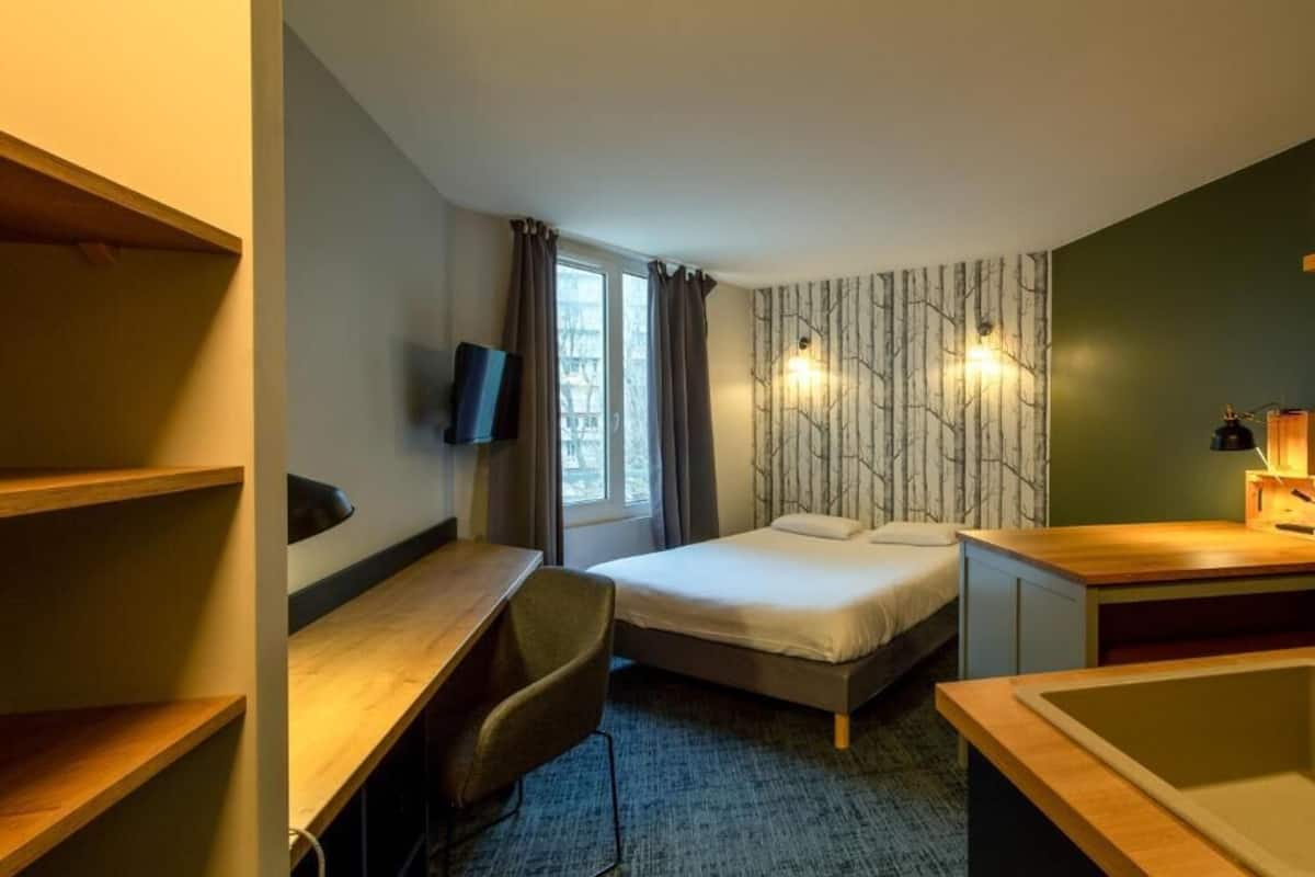 Laptop workspace, blackout drapes, soundproofing, free WiFi