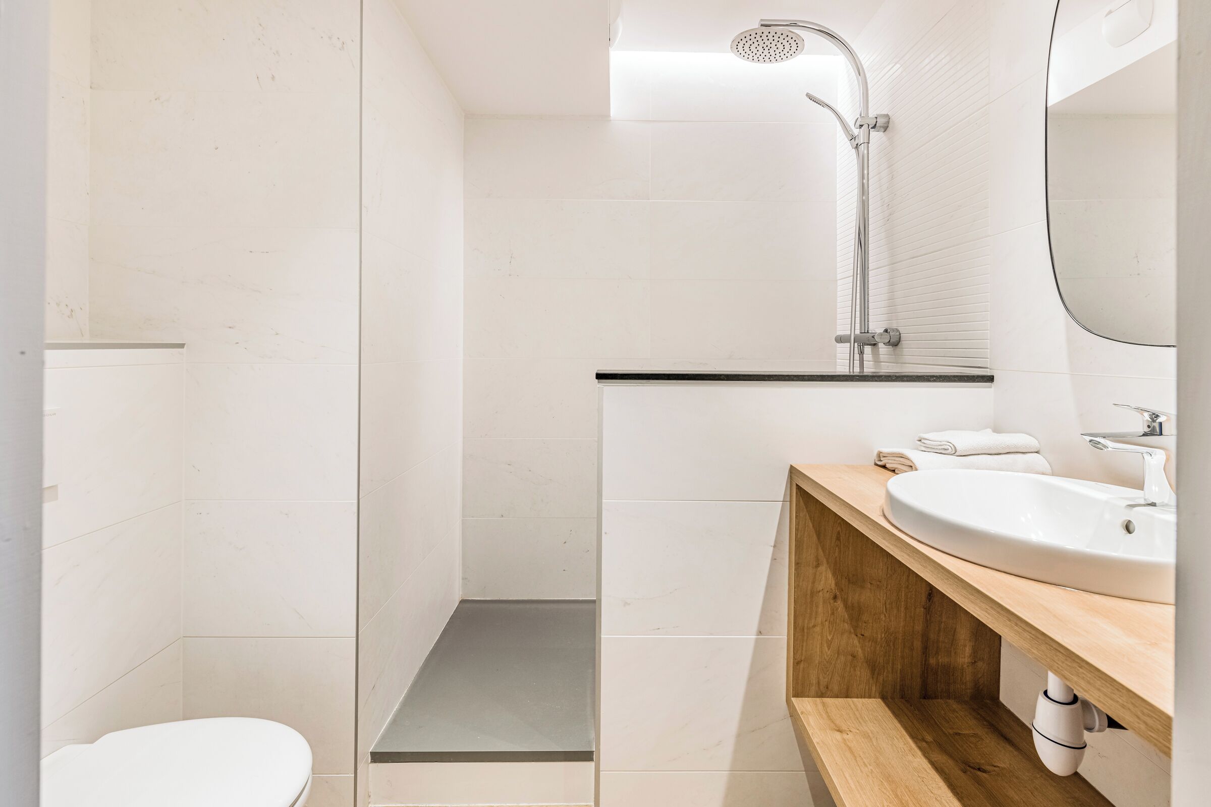 Ein modernes Badezimmer mit Dusche, Toilette und Waschbecken.