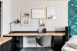 Standard Studio, Garden View | Ruang kerja komputer riba, langsir/tirai gelap terus, kalis bunyi 