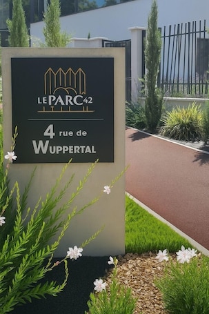 Exterior. Le Parc 42
