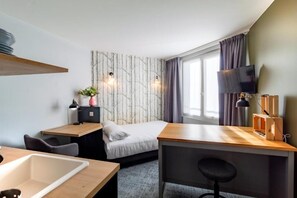 Standard Studio, Garden View | Laptop workspace, blackout drapes, soundproofing, free WiFi - Le Parc 42 (Saint-Étienne)