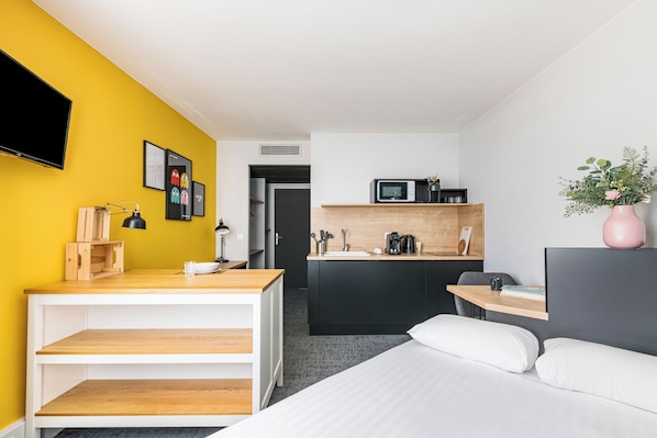 Basic Studio, Garden View | Laptop workspace, blackout drapes, soundproofing, free WiFi