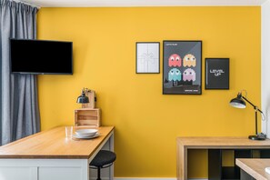 Basic Studio, Garden View | Laptop workspace, blackout drapes, soundproofing, free WiFi