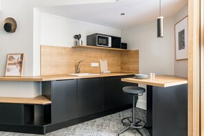 Estudi en suite superior, vistes al jardí | Cuina privada | Frigorífic, microones i placa de cuina 