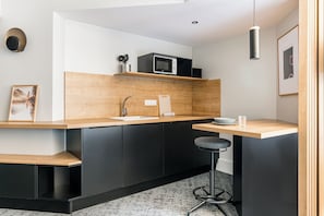 Estudi en suite superior, vistes al jardí | Cuina privada | Frigorífic, microones i placa de cuina