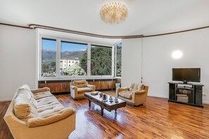 21-inch Smart TV with cable channels - The Arco Round House (Arco)