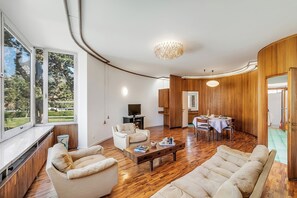 Lägenhet Standard - flera sovrum (The Arco Round House) | Vardagsrum | 21-tums smart-tv med kabelkanaler
