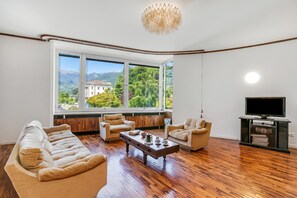 标准公寓, 多间卧室 (The Arco Round House) | 起居区 | 21-英寸智能电视（配备有线频道）