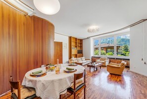 Căn hộ Tiêu chuẩn, 2 phòng ngủ, lò vi sóng (The Arco Round House) | Nội thất