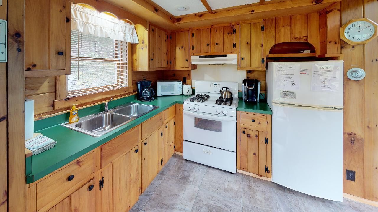 Fridge, cookware/dishes/utensils