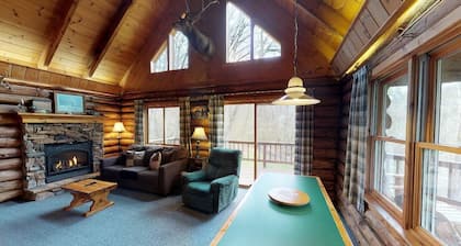 Charming 2-bedroom Private Cabin in Gaines, Hot Tub, WIFI, Fire Ring, Pool Table