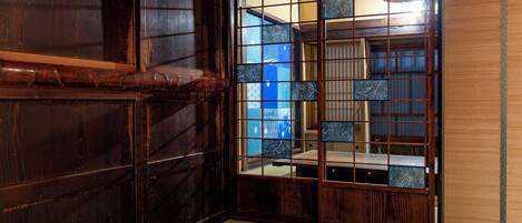 المنشأة من الداخل