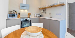 Private kitchen - The Kepties 3 - Luxurious Serviced Apartment, Private Garden, Free Parking (Arbroath)