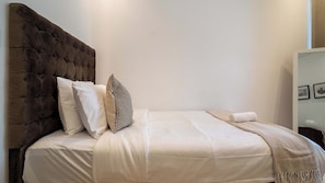Appartement Luxe, balcon, vue ville | 4 chambres, coffres-forts dans les chambres, rideaux occultants