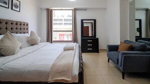 Appartamento Luxury, balcone, vista città | 4 camere, una cassaforte in camera, tende oscuranti, ferro/asse da stiro
