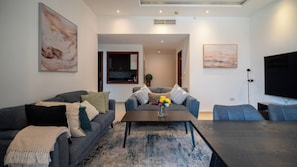Appartement Luxe, balcon, vue ville | 4 chambres, coffres-forts dans les chambres, rideaux occultants