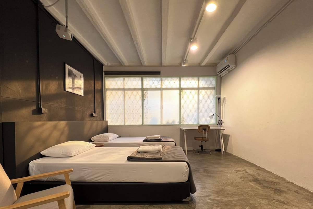 Business Twin Room | Free WiFi, bed sheets