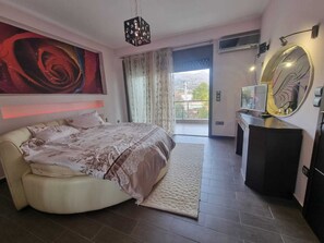 5 chambres, coffres-forts dans les chambres, bureau