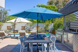 Outdoor dining - Casa Soleil - A Family Friendly Oasis (Palm Springs)