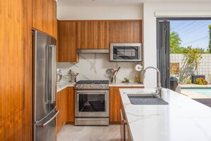 Geladeira, micro-ondas, cooktop, lava-louças