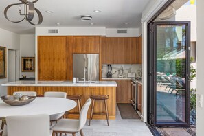 Geladeira, micro-ondas, cooktop, lava-louças