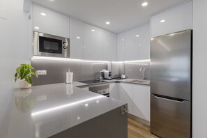 Kjøleskap, mikrobølgeovn, ovn og oppvaskmaskin