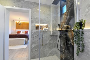 Douche, séchoir à cheveux, serviettes fournies, savon