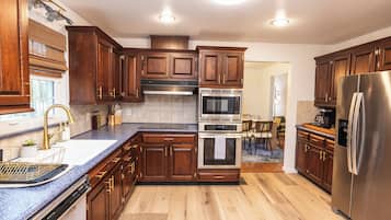 Kylskåp, mikrovågsugn, ugn och spishäll