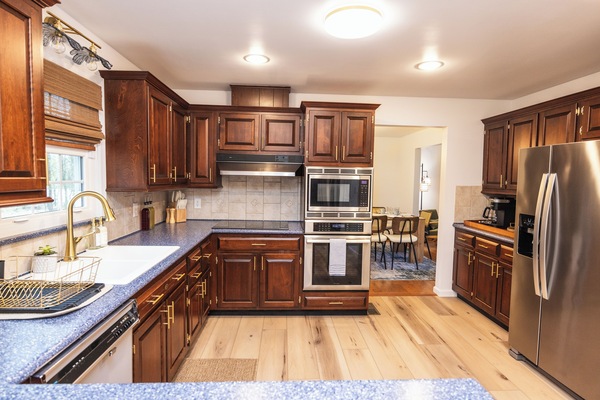 Kühlschrank, Mikrowelle, Ofen, Herdplatte