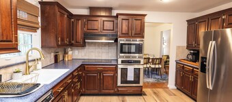 Private•near rail trail•CREEK•fireplc•KING bed•patio•BBQ•AC•WIFI•nature lovers