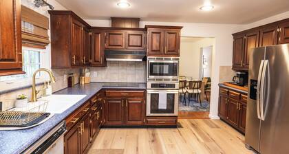 Private•near rail trail•CREEK•fireplc•KING bed•patio•BBQ•AC•WIFI•nature lovers