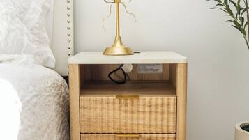 5 habitaciones, escritorio y tabla de planchar con plancha