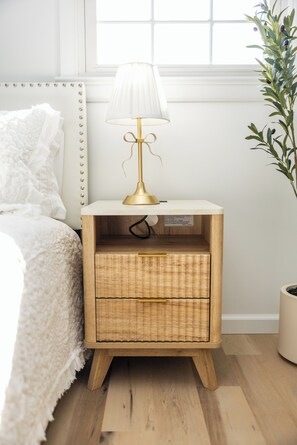 5 bedrooms, desk, iron/ironing board, travel cot