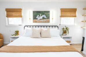 5 habitaciones, escritorio y tabla de planchar con plancha 