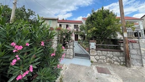 Un quartier résidentiel avec des maisons, un mur de pierre et un portail.