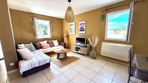 Een televisie en boeken