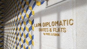 Eine Wand mit einem geometrischen Muster und dem Text "LAPA DIPLOMATIC SUITES & FLATS by FEEL LISBOA".