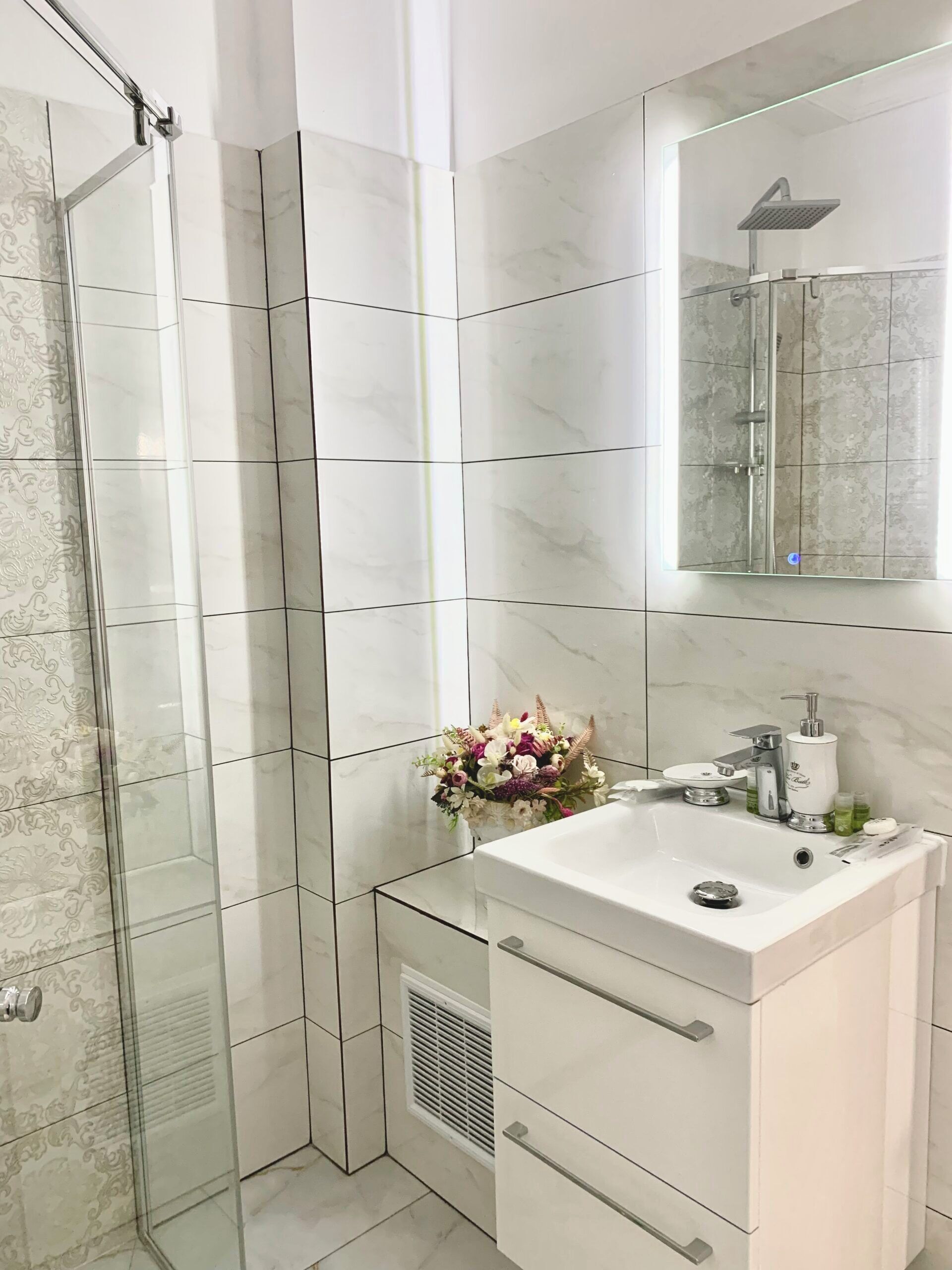 Dusch, hårtork, handdukar och tvål