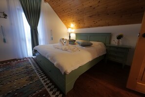 5 bedrooms, iron/ironing board, WiFi, bed sheets