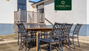 Outdoor dining - Spacious House, 5 Beds, 2 x Superking en-suites, 3 x Kingsize rooms, 4 Bathrooms (Guardbridge)