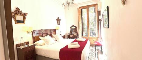 4 soveværelser, pengeskab på værelset, skrivebord, strygejern/strygebræt