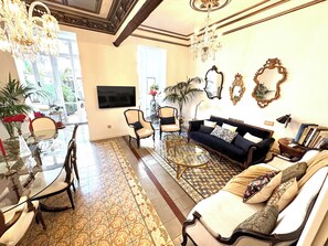 Smart TV - Great patio, 4 baths (3 en-suite), 19th Century, Central (Barcelona)